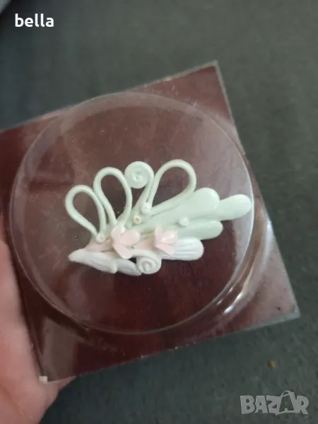 Стара българска брошка  костен порцелан Бононя прекрасна  ръчна изработка в кутия нова.Цена 45 лв, снимка 1