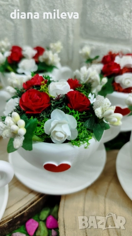 Сладурски чашки с нежни цветлета в бяло и червено!