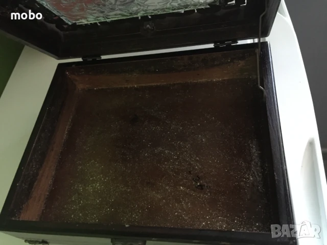 Кутия за бижута в  тъмно кафяво дърво с цветни камъни /бяло и жълто/  , с релефно стъкло с  крачета , снимка 3 - Кутии за съхранение - 51295533