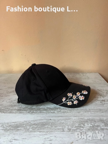 Черна дамска бейзболна шапка с бродирани цвята от текстил с регулираща се обиколка на главата, снимка 4 - Шапки - 52943946