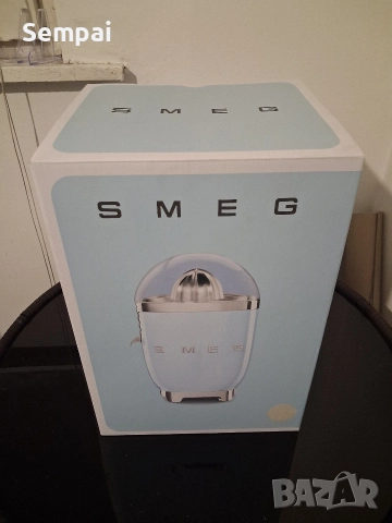 Цитрус преса Smeg нова,фабрично опакована, синя