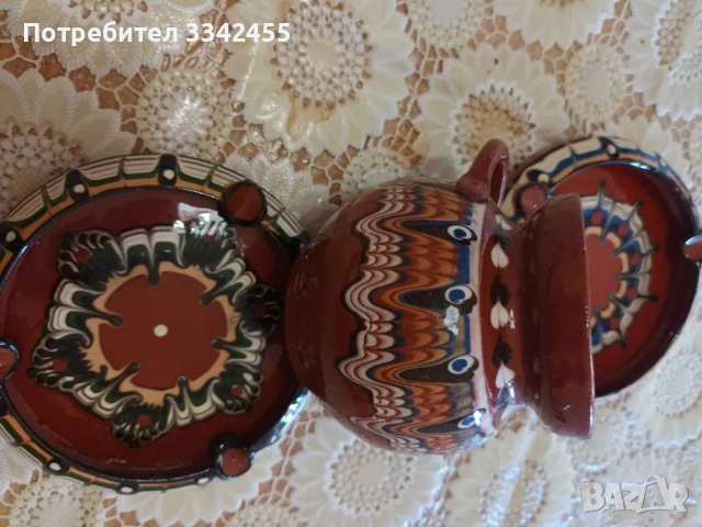 Битови съдове. Два пепелника и малка вазичка.