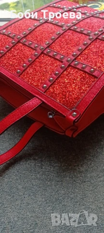 Дамска чанта висока от висококачествена еко кожа в червен цвят с ефектна щампа отпред, снимка 3 - Чанти - 50614533