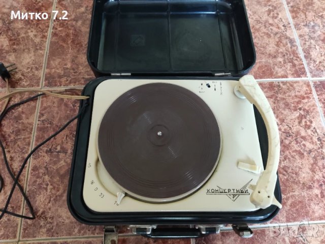Стар руски грамофон " Концертньй " с бакелитен куфар, снимка 5 - Антикварни и старинни предмети - 50481266