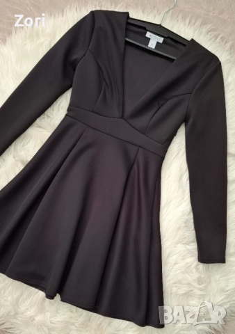 Черна кукленска рокля с дълбоко остро деколте, снимка 2 - Рокли - 52658056