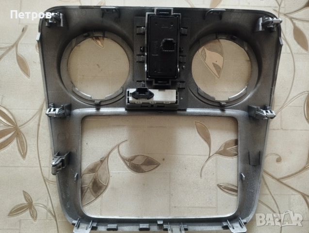 Конзола за радиото на Дачия Докер , снимка 2 - Части - 54003646