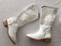Нови бели кожени ботуши с дантела, снимка 1