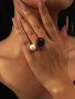Модерен пръстен с бяла и черна перла