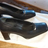 Черни италиански кожени обувки на висок ток, снимка 2 - Дамски обувки на ток - 45685686