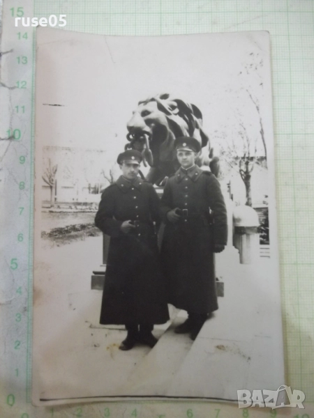 Снимка на двама униформени пред лъва стара, снимка 1