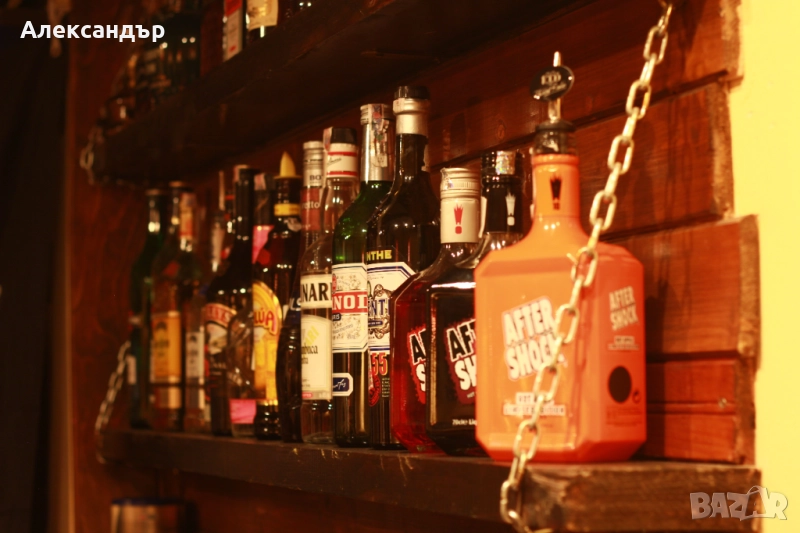 Барман и хелпър в рок бар в София, снимка 1