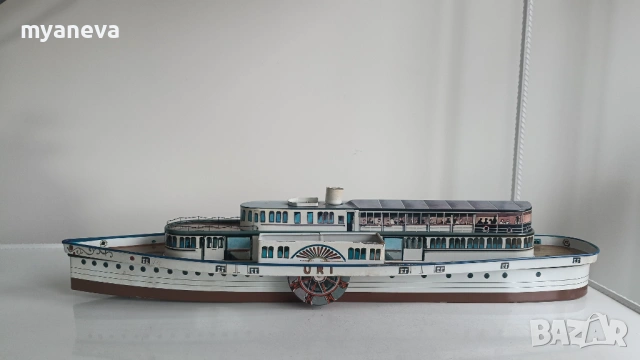 Ламаринена, vintage играчка, представляваща модел на швейцарския параход с гребни колела "Uri" 