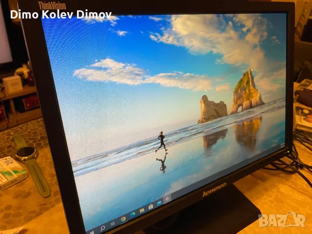 Монитор LENOVO 19” Като чисто нов!, снимка 2 - Монитори - 50180620