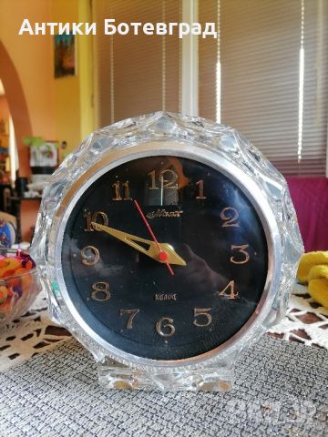 масивен стъклен кварцов ретро часовник Маяк, снимка 1 - Антикварни и старинни предмети - 45682806