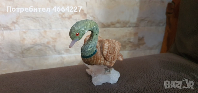 Фигурка на птица от полускъпоценни камъни