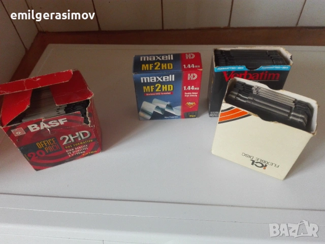 Дискети за компютър и класьор с фонокарти.