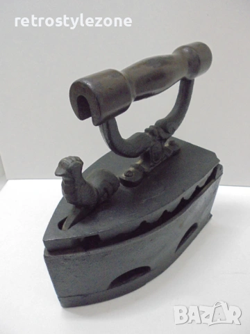 № 8559 Стара ютия на жар с декоративен елемент, снимка 2 - Антикварни и старинни предмети - 54072494