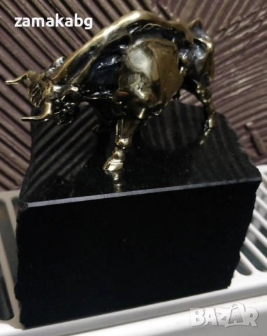 Бронзова пластика бик с поставка естествен камък черен гранит, снимка 2 - Статуетки - 53810994