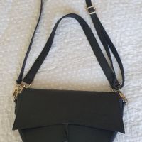 Черна дамска чанта, естествена кожа, снимка 1 - Чанти - 45433460