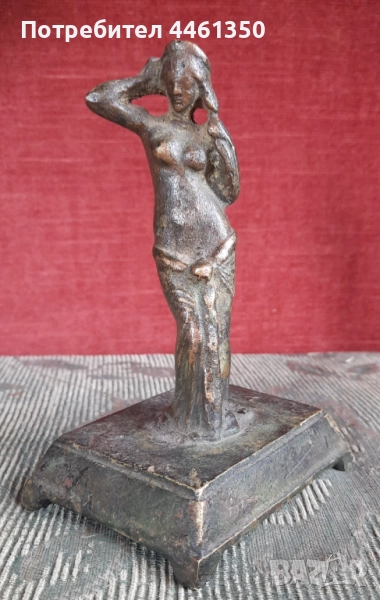 Старинна бронзова скулптура на Венера,която реше косата си, снимка 1