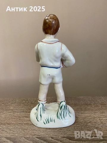 Винтидж порцеланова статуетка „Момче със самолет“, СССР, снимка 2 - Антикварни и старинни предмети - 53237431