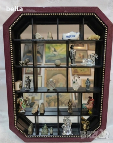 Стенна витрина с огледален гръб за малки фигурки