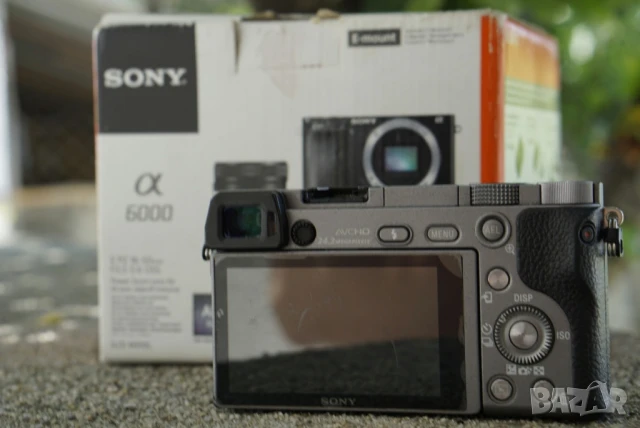 Sony A6000 (Silver Black Edition), снимка 2 - Фотоапарати - 50509561