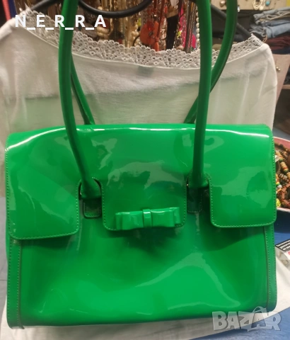 Дамска зелена лачена чанта