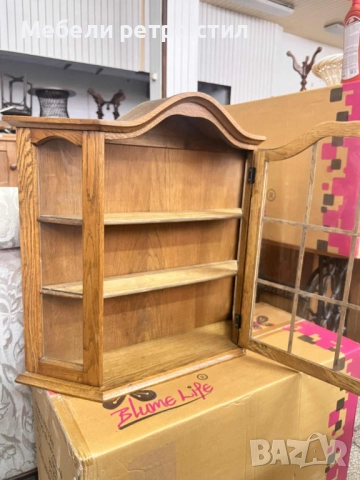 Красива дървена витрина от масивно дърво със стъклена вратичка и елегантна горна извивка., снимка 3 - Декорация за дома - 52391974