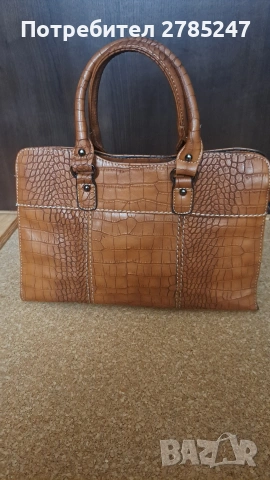 Кафява дамска чанта с кроко принт