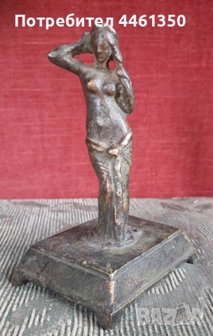 Старинна бронзова скулптура на Венера,която реше косата си