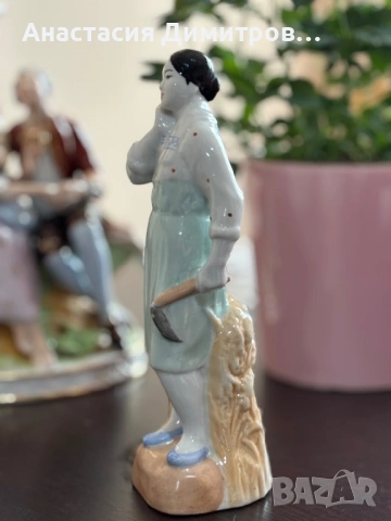 Порцеланова статуетка Колхозница , снимка 4 - Антикварни и старинни предмети - 53477628