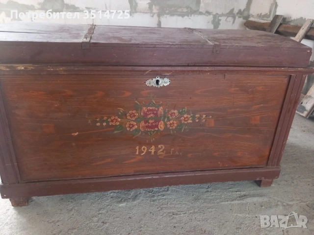 Продава се старинен скрин