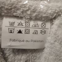 Нов бял хавлиен халат с качулка за баня - S размер, снимка 5 - Хавлиени кърпи - 45343724