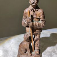 Дървена фигурка "Мъж с куче", снимка 1 - Антикварни и старинни предмети - 45498656