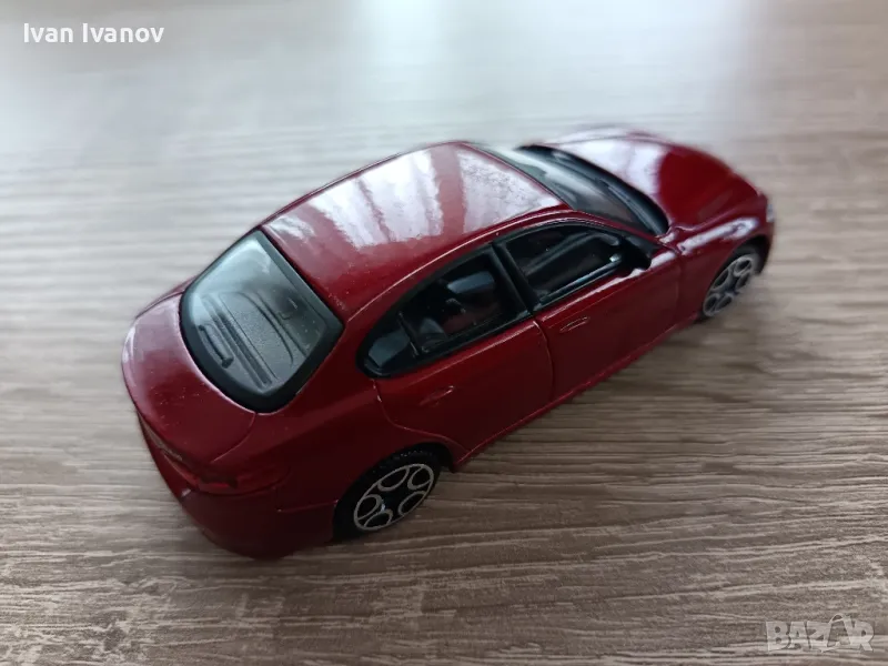 Алфа Джулия 1:43 тъмночервен умален модел на Бураго, снимка 1