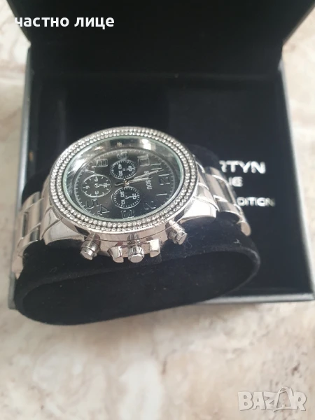 Дамски часовник инкрустиран, снимка 1