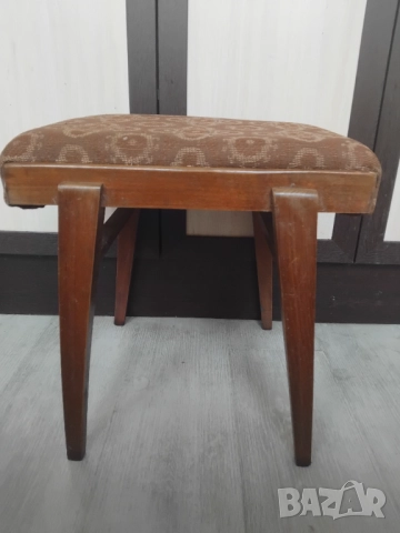 Стара Дървена Табуретка - здрава и стабилна, снимка 4 - Дивани и мека мебел - 52479300