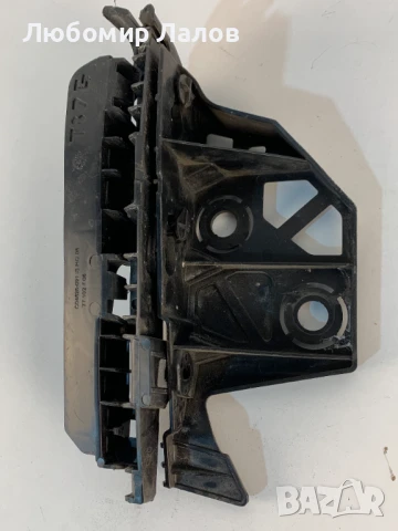 Държач предна броня преден ляв калник Пежо Peugeot 5008 (09-17)г. 9684021080