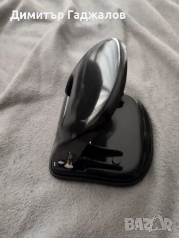 Черен перфоратор за хартия с две дупки