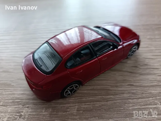 Алфа Джулия 1:43 тъмночервен умален модел на Бураго