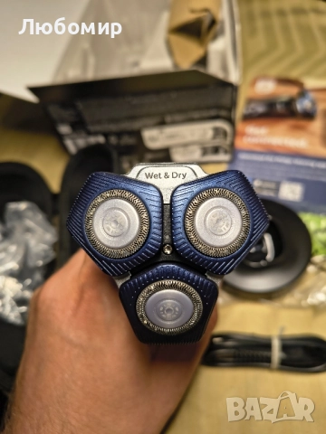 Електрическа самобръсначка за мокро и сухо бръснене Philips Series 7000,, снимка 6 - Електрически самобръсначки - 51849141