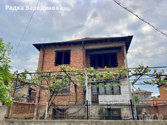 Масивна къща в град Панагюрище , снимка 1