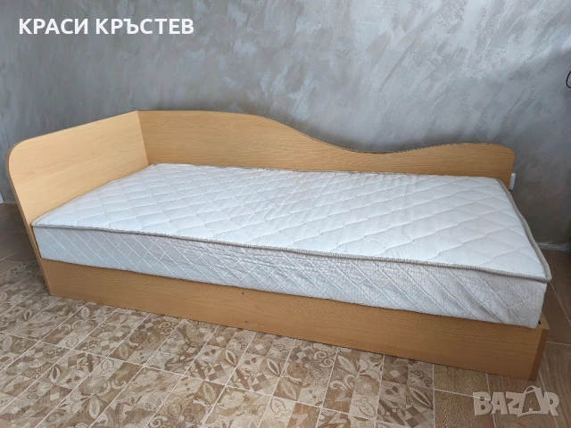 Продавам  единично легло с матрак