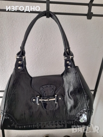 8€ ХУБАВА НЕПОЛЗВАНА ДАМСКА ЧАНТА, снимка 2 - Чанти - 54267144