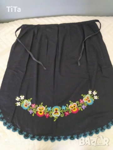 Автентични бродирани престилки от памучен сатен, снимка 5 - Антикварни и старинни предмети - 52063408