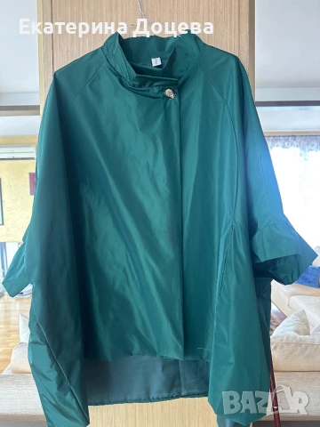 Тъмнозелена пелерина с копче