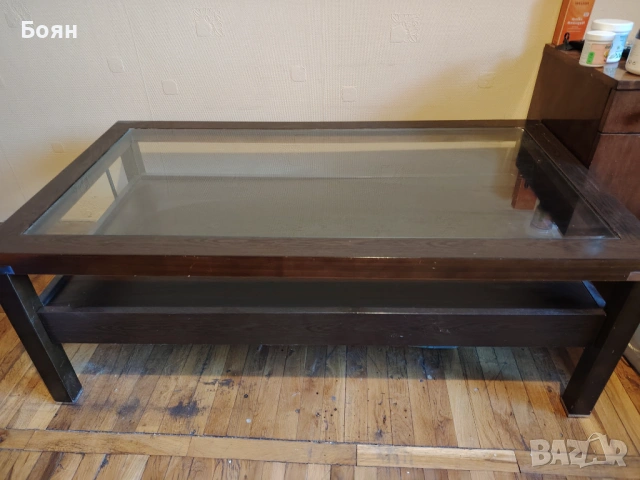 Дървена маса със стъкло