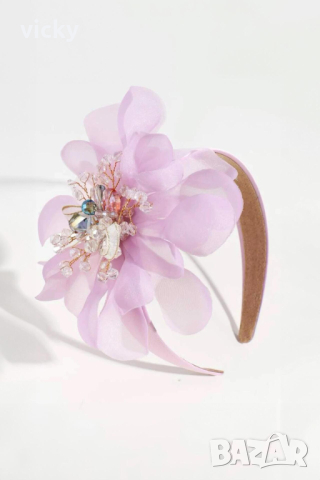 Диадема с голямо цвете в лилаво или цвят по избор, Petite Fleur , снимка 1 - Аксесоари за коса - 45002213