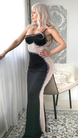 вталена рокля с камъчета 